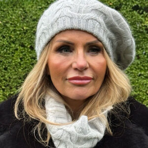 Grey cabel beret and snood