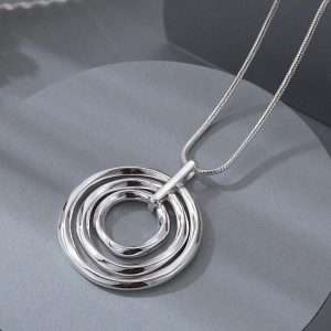 three circles short silver necklace