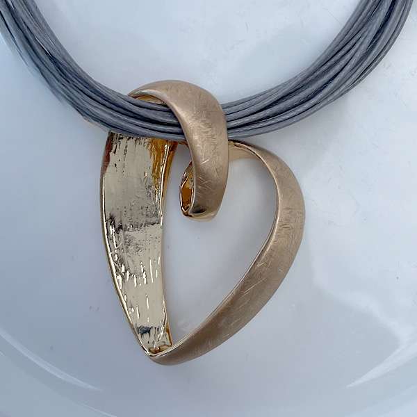 gold heart pendant close