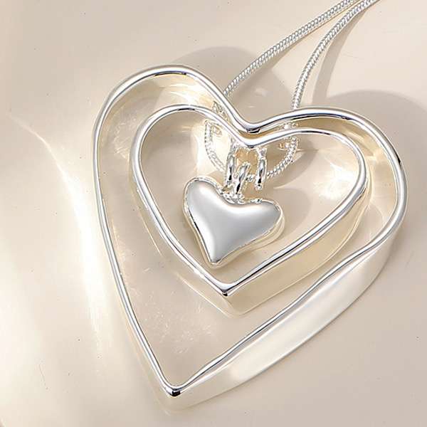 silver hearts pendant close
